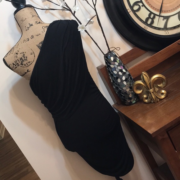 ✨ROUTE BLACK ONE SHOULDER FITTED DRESS✨ - Picture 3 of 4